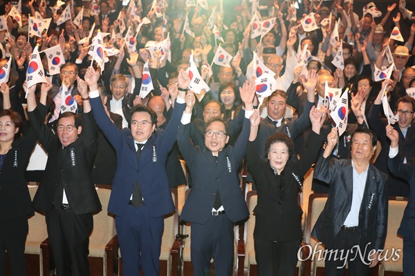 대구시는 29일 오전 대구문화예술회관 비슬홀에서 광복회 대구시지부 주최로 250여 명이 참석해 경술국치일 추념행사를 가졌다.