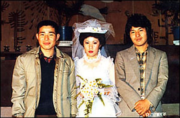 노진수씨 누나의 결혼식 사진. 사진의 제일 오른쪽이 노진수씨이다.