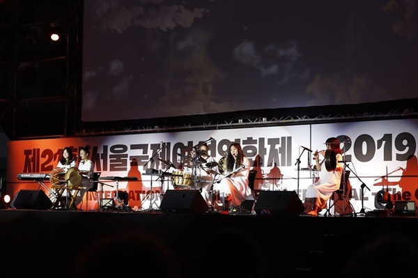  29일 저녁 서울 상암동 문화비축기지에서 열린 21회 서울국제여성영화제 개막식 축하공연