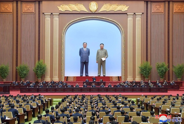 북한 최고인민회의 제14기 제2차회의가 지난 29일 만수대의사당에서 열렸다고 조선중앙통신이 30일 보도했다.