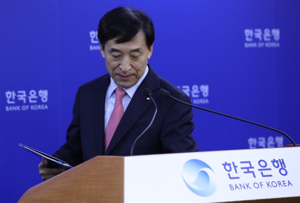 이주열 한국은행 총재가 30일 기준금리를 1.50%로 동결하기로 한 금융통화위원회의 결정 배경을 설명하기 위해 서울 중구 한국은행 기자실로 들어서고 있다.