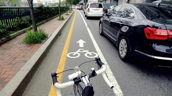 '도로 다이어트' 방식으로 조성된 자전거도로.