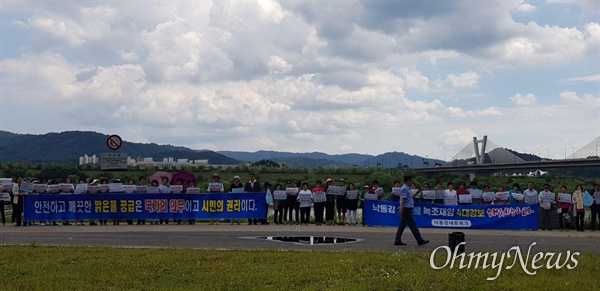 부산맑은물범시민대책위원회는 8월 30일 구미공단하수처리장을 찾아 '유해화학물질 개선 퍼포먼스'를 벌였다.