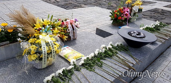 8월 31일 김해 봉하마을 고 노무현 대통령의 73주년 생일(9월 1일)을 맞아 묘역에 화환이 놓여 있다.