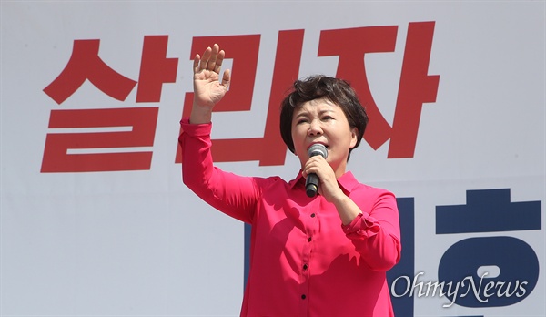 정미경 자유한국당 최고위원이 31일 오후 서울 종로구 사직공원 앞에서 열린 ‘살리자 대한민국! 문재인 정부 규탄 집회’에 참석해 조국 법무부 장관 후보자의 자진사퇴와 지명 철회를 요구하고 있다.