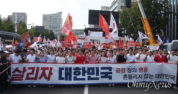 자유한국당 황교안 대표를 비롯한 지지자들이 31일 오후 서울 종로구 사직공원 앞에서 열린 ‘살리자 대한민국! 문재인 정부 규탄 집회’에 참석해 조국 법무부 장관 후보자의 자진사퇴와 지명 철회를 요구하며 청와대로 행진을 벌이고 있다.