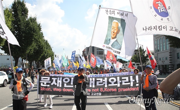 31일 오후 서울 종로구 사직공원 앞에서 열린 ‘살리자 대한민국! 문재인 정부 규탄 집회’에 참석한 자유한국당 지지자들이 조국 법무부 장관 후보자의 자진사퇴와 지명 철회를 요구하며 청와대로 행진을 벌이고 있다.