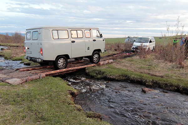 불칸칼돈산으로 가던 일행의 차량이 진창길에 빠지자 몽골초원의 강자인 푸르공(왼쪽차량)이 견인하고 있다. 푸르공은 러시아군인들이 사용했던 차로 기기조작이 단순하고 힘이 좋아 몽골초원을 달리는 운전사들이 애용하는 차다