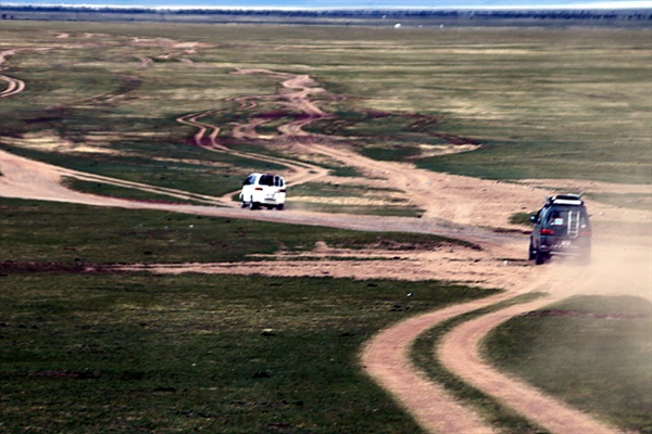 몽골초원을 달리는 차량들. 몽골초원은 특별한 길이 있는 게 아니라 먼저 달린 차량의 바퀴자국을 따라 달리면 된다. 몽골초원에는 10여 개의 길이 있기도 했다. 