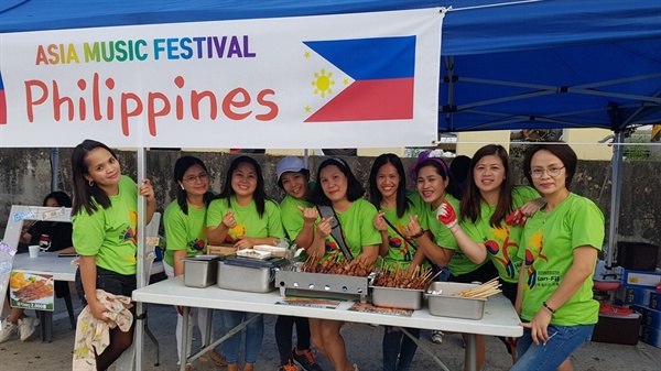 이날 축제에는 베트남을 비롯해 태국, 우즈베키스탄, 중국, 필리핀 등 모두 10여 개 나라에서 참가했다.필리핀 이주여성들이 손 하트를 들어 보이고 있다. 