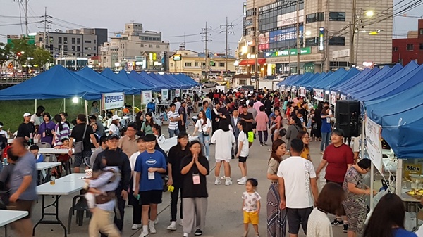  무더위를 시원하게 날려 보내고 가장 아름다운 가을이 성큼 다가오고 있는 8월의 마지막 날, 홍성 하상주차장에 모인 이주여성과 이주노동자 등 500여 명은 즐거운 시간을 보냈다.