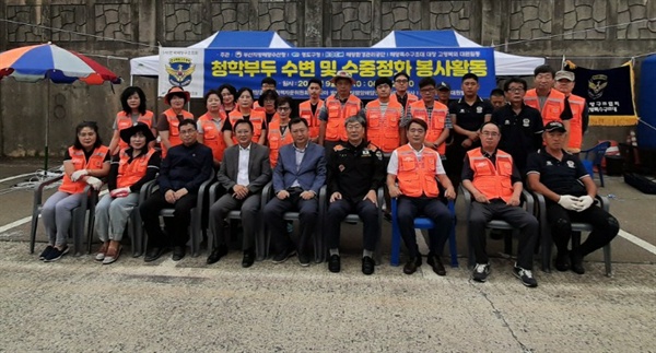 한국해양구조협회 부산지부는 1일 부산 영도 청학항만에서 해양쓰레기 수거 활동을 벌였다.