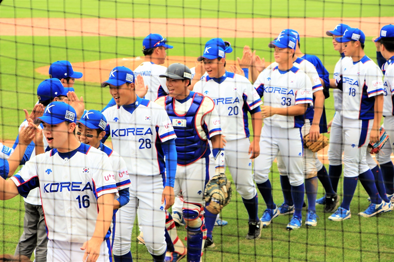 "이겼다" 제29회 WBSC U-18 야구월드컵에서 한국 청소년 대표팀이 캐나다를 8-5로 꺾고 하이파이브하고 있다.