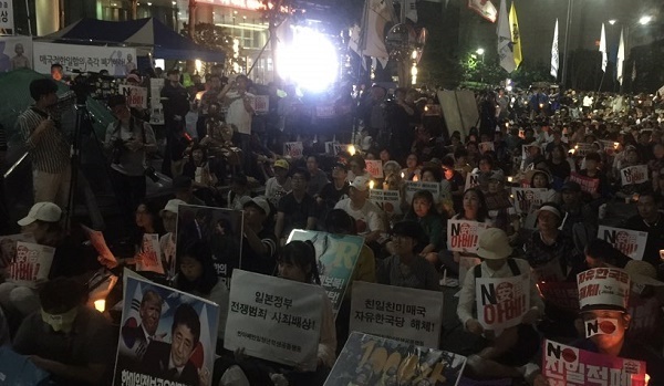 이날 촛불시민들은 일본대사관 퍙화비 소녀상 앞에서 조선일보까지 거리행진을 했다.