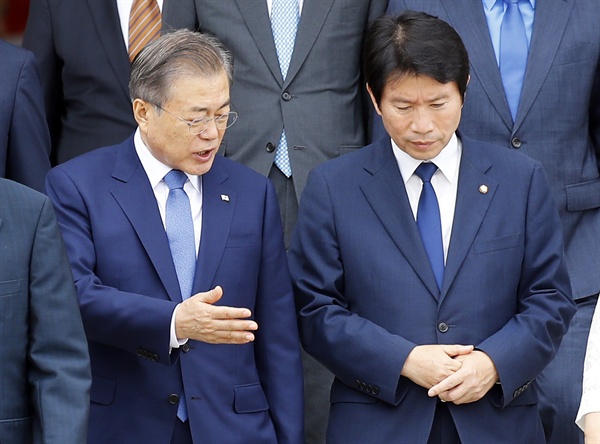 동남아 3개국 순방길에 오르는 문재인 대통령이 1일 오후 서울공항에서 더불어민주당 이인영 원내대표와 대화를 나누며 이동하고 있다.