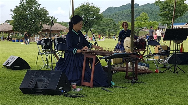 가야금 산조 독주곡에 맞춰 우리에게 친숙한 부채산조 춤이 시작되자, 관객들은 박수로 장단을 함께 따라 하는등 승무와 다양한 춤사위를 볼 수 있었다.？