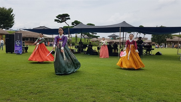 가야금 산조 독주곡에 맞춰 우리에게 친숙한 부채산조 춤이 시작되자, 관객들은 박수로 장단을 함께 따라 하는등 승무와 다양한 춤사위를 볼 수 있었다.？