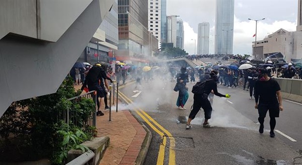  31일 홍콩 정부청사 옆에서 송환법 반대 시위를 벌이는 시민들 옆으로 최루탄이 떨어지고 있다. 2019.9.1