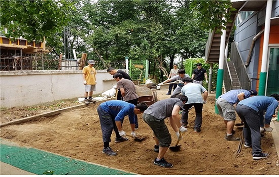 지난 2017년 9월 해와달어린이집 시설소위에서 활동하는 아빠들이 아이들이 뛰노는 마당에서 오래된 흙을 새 흙으로 갈아주는 작업을 하고 있다.