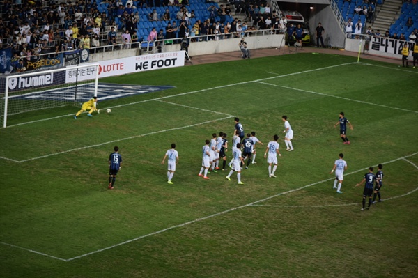  81분, 울산 현대 골키퍼 김승규가 인천 유나이티드 무고사의 오른발 직접 프리킥을 슈퍼 세이브로 쳐내고 있다.