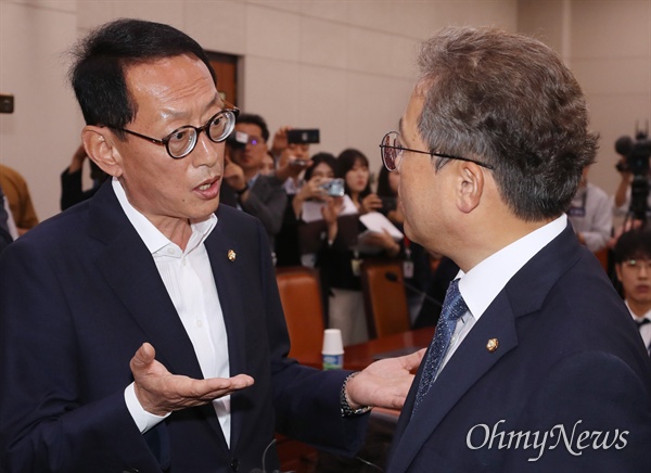 2일 오전 국회에서 법제사법위원회 전체회의 개의를 놓고 자유한국당 김도읍 의원과 더불어민주당 송기헌 의원(오른쪽)이 설전을 벌이고 있다.