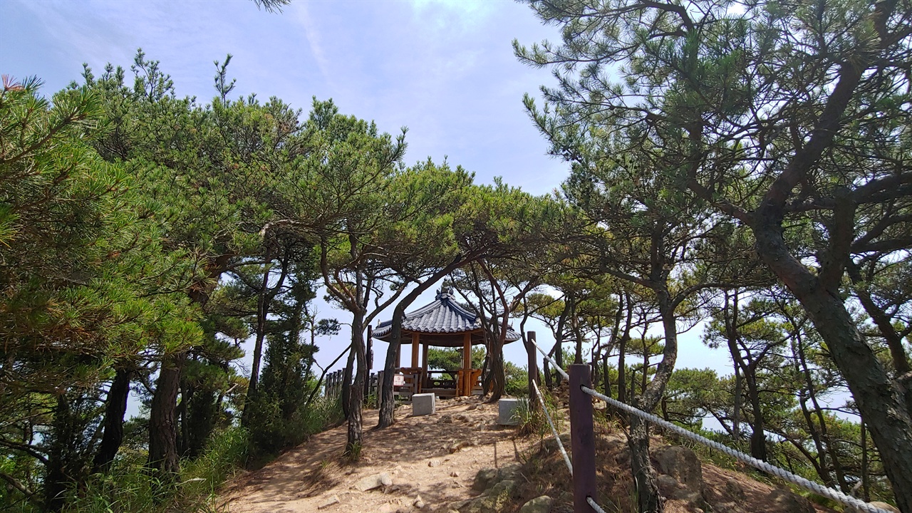 하도정(蝦島亭).  소무의도 최고봉인 안산 정상에 있으며, 하도정이라는 이름에서 이곳이 옛날에 새우가 많이 잡힌 섬이었음을 알 수 있다.