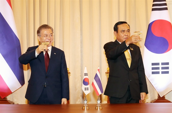 문재인 대통령이 태국 쁘라윳 짠오차 총리와 2019년 9월 2일 방콕 총리실 청사에서 정상회담 및 각 부처 MOU 체결 후 건배를 하고 있다. 