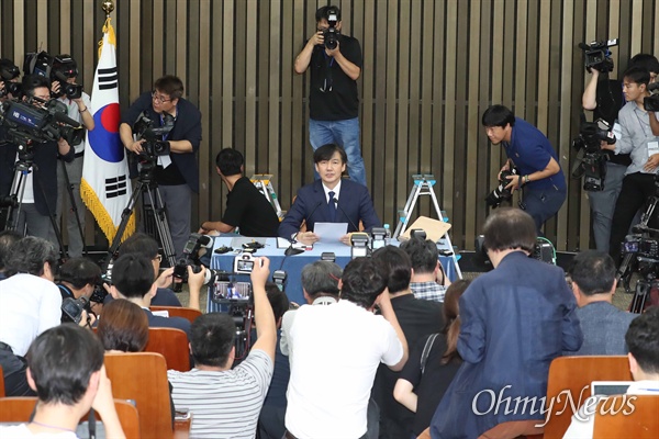  2일 오후 국회에서 조국 법무부장관 후보자 기자간담회가 진행되고 있다.