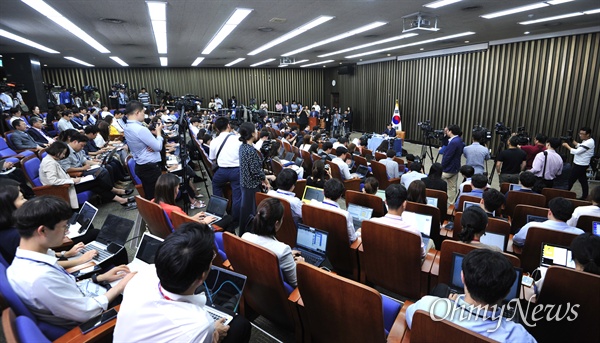 지난 2일 오후 국회에서 조국 법무부장관 후보자 기자간담회가 진행되고 있다.