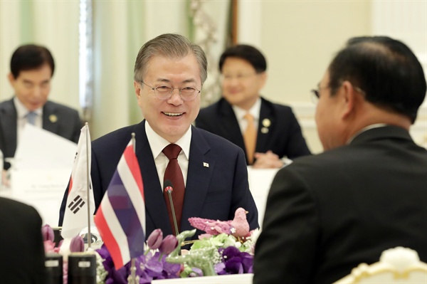 문재인 대통령이 2일 오전(현지시간) 태국 총리실 청사에서 쁘라윳 총리와 정상회담을 하고 있다. 