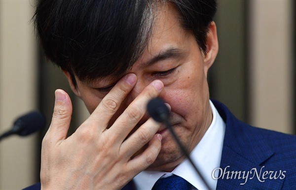 조국 법무부 장관 후보자가 지난 2일 오후 서울 여의도 국회에서 열린 기자간담회에서 자녀 관련 답변도중 울먹이고 있다.