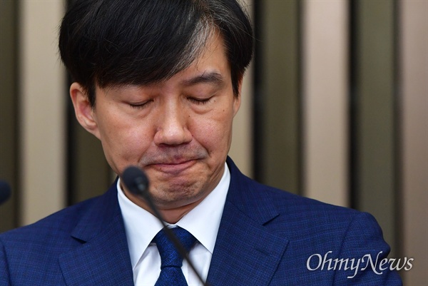 조국 법무부 장관 후보자가 지난 2일 오후 서울 여의도 국회에서 열린 기자간담회에서 자녀 관련 답변도중 울먹이고 있다. 