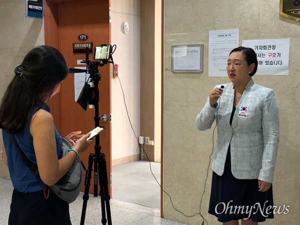 인지연 우리공화당 수석대변인이 국회 정론관에서 기자회견을 마친 뒤 자당 유튜브 공식 채널과 백브리핑하고 있는 모습.