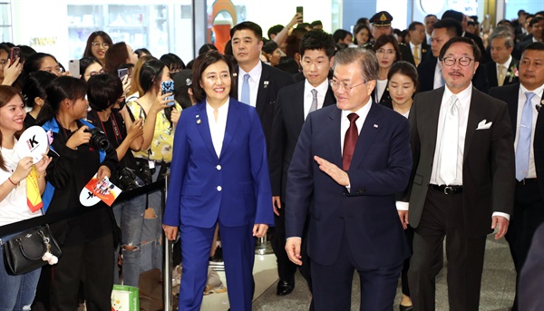 태국을 공식방문 중인 문재인 대통령이 2일 오후(현지시간) 방콕 센트럴월드 쇼핑몰에서 열린 '브랜드K 론칭쇼'에 박지성 홍보대사, 박영선 중소벤처기업부 장관 등과 입장하고 있다.