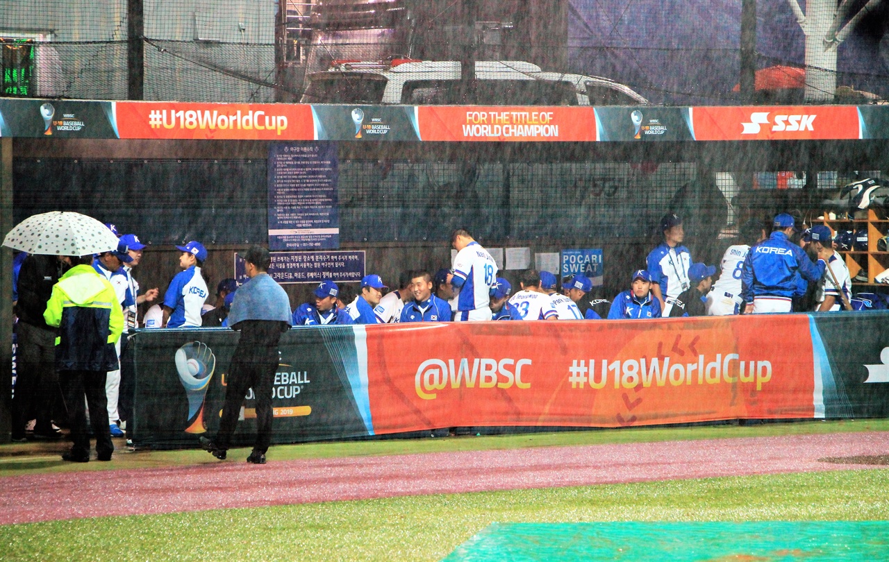 "비야 언제 그치니" 2일 제29회 WBSC 기장 세계청소년야구선수권대회 대한민국과 니카라과 간의 경기가 열렸다. 한국 대표팀 선수들이 우천지연 상황에서 비를 바라보고 있다.