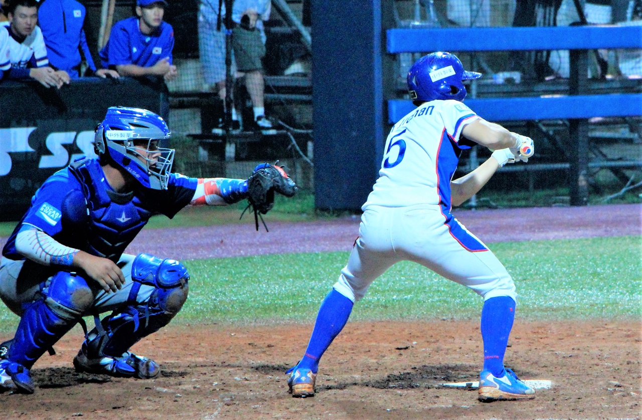 '기습 번트!' 2일 제29회 WBSC 기장 세계청소년야구선수권대회 대한민국과 니카라과 간의 경기에서 김지찬 선수가 번트를 대고 있다.