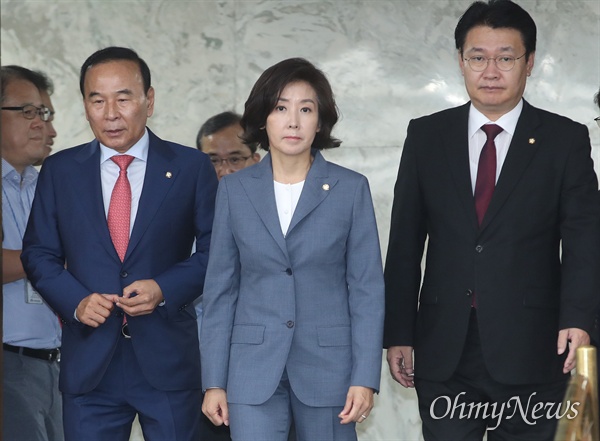 나경원 자유한국당 원내대표가 3일 오전 서울 여의도 국회에서 열린 원내대책회의에 참석하고 있다.