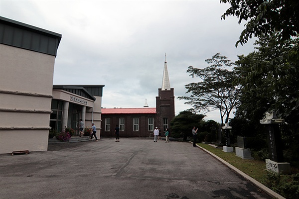 백령도에는 우리나라에서 두번째로 세워진 (1896년) 중화동교회(장로교회)가 있다. 때문인지 주민의 70%가 기독교도이고 25%는 천주교도인이라고 한다