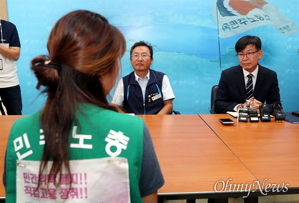  김상조 청와대 정책실장이 3일 오후 서울 중구 민주노총을 방문했다. 김 정책실장이 김명환 민주노총 위원장과 면담에 앞서 톨게이트 비정규직, 현대기아차비정규직 노조원들과 노동 문제에 대해 대화하고 있다.