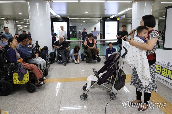  '정치하는엄마' 진유경 활동가가  3일 오후 서울 광화문 역사에서 '광화문역 엘리베이터 완공 환영식'에서 연대 발언을 하고 있다. 