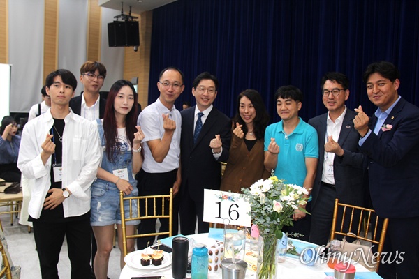 김경수 경남지사가 9월 3일 저녁 경남도청 대회의실에서 열린 경남청년네트워크 '활동 공유 행사'에서 참석자들과 함께 하고 있다.