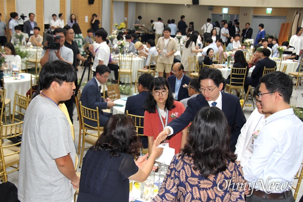 김경수 경남지사가 9월 3일 저녁 경남도청 대회의실에서 열린 경남청년네트워크 '활동 공유 행사'에서 참석자들과 함께 하고 있다.
