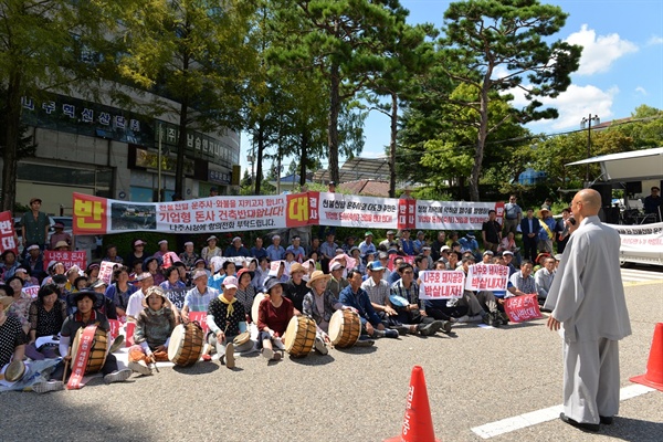 운주사 주지 스님 운주사 주지 무안 스님을 비롯한 운주사 스님들도 이날 시위에 동참해 “대형 돈사에서 발생하는 분뇨와 오폐수로 악취 등 심각한 환경오염이 유발된다”고 지적하며 “대형 돈사 신축 반대” 입장을 명확히 했다.