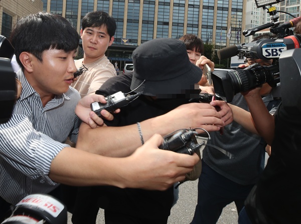 조사 마친 '일본 여성 욕설·폭행' 영상 속 남성 한국인 남성이 국내에서 일본인 여성을 위협하고 폭행하는 정황이 담긴 동영상과 사진이 인터넷에서 퍼져 논란이 확산한 가운데 경찰이 영상 속 피의자의 신병을 확보했다. 2019년 8월 24일 오후 서울 마포경찰서에서 조사를 마친 남성이 경찰서를 나서고 있다. 