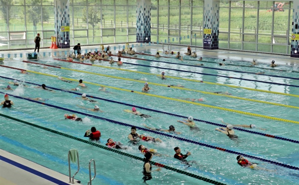 드림파크수영장에서 수영을 즐기고 있는 시민들