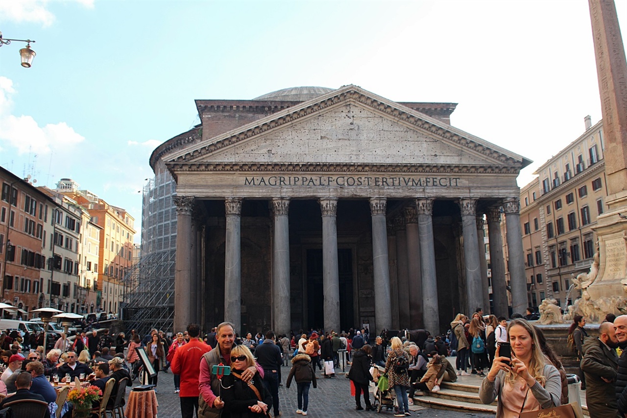 세계 건축사에 불후의 명작으로 손꼽히는 로마 판테온 신전 정면 모습