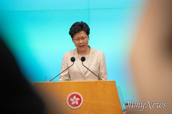 6월 18일 홍콩 행정장관 캐리 람(Carrie Lam)이 홍콩 중앙정부 청사에서 송환법 반대 시위애 대해 입장 발표를 하고 있다. 