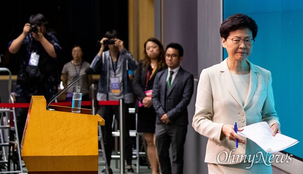 6월 18일 홍콩 행정장관 캐리 람(Carrie Lam)이 홍콩 중앙정부 청사에서 송환법 반대 시위애 대해 입장 발표를 하고 있다. 