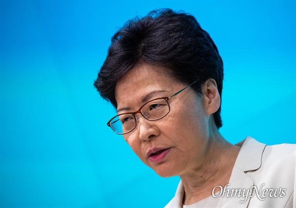 6월 18일 홍콩 행정장관 캐리 람(Carrie Lam)이 홍콩 중앙정부 청사에서 송환법 반대 시위애 대해 입장 발표를 하고 있다. 
