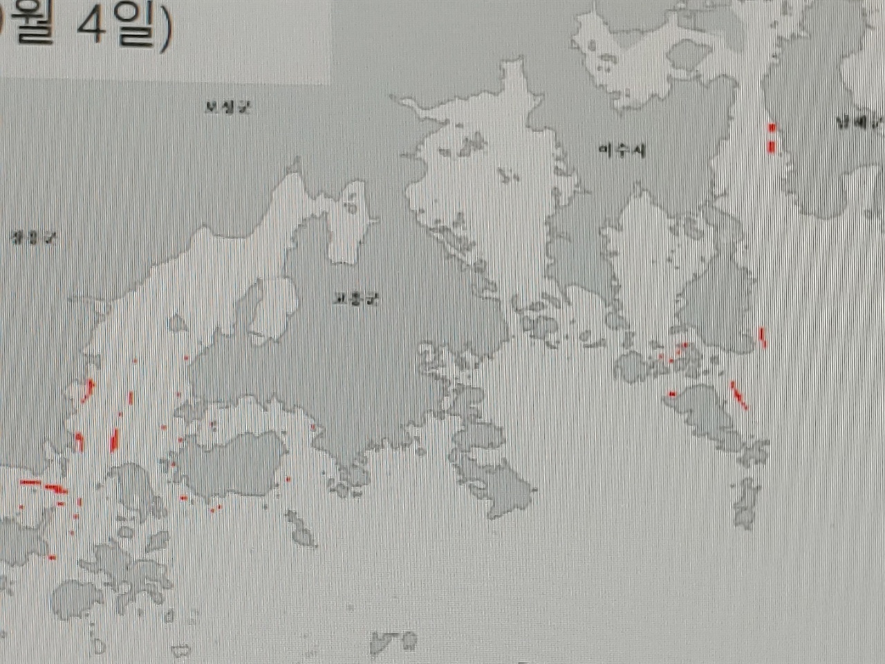 3일 국립수산과학원은 적조속보에 남해안에 퍼진 적조띠의 모습이 빨간색으로 표시되어 있다. 여수는 남면일대와 화정면 일대에 적조띠가 분포되어 있다